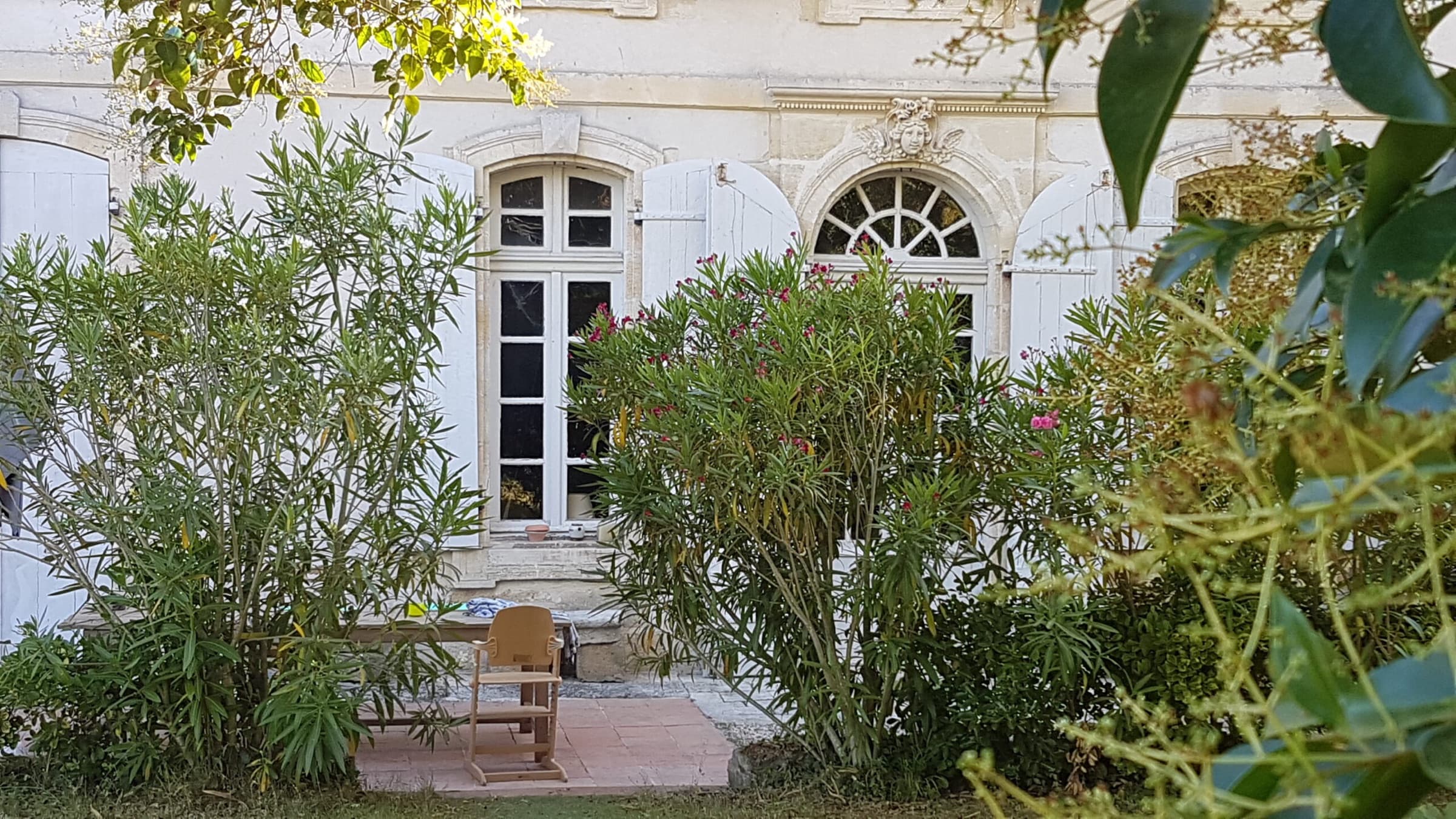 Façade en pierre des Logis de Lestiac
