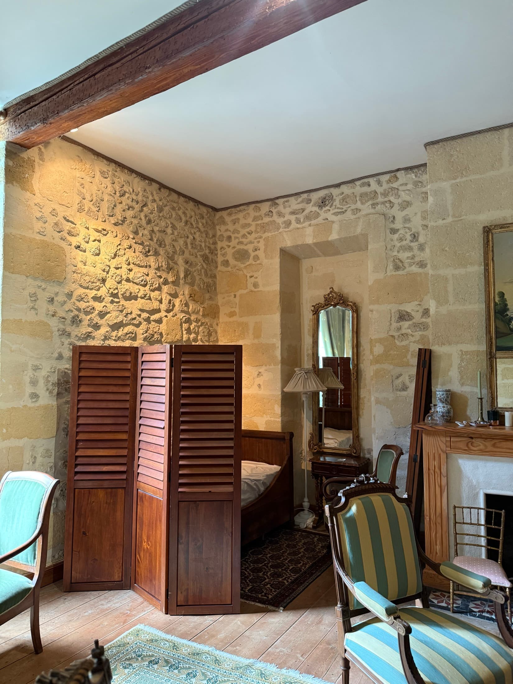 Stone-walled volume of the Aliénor room