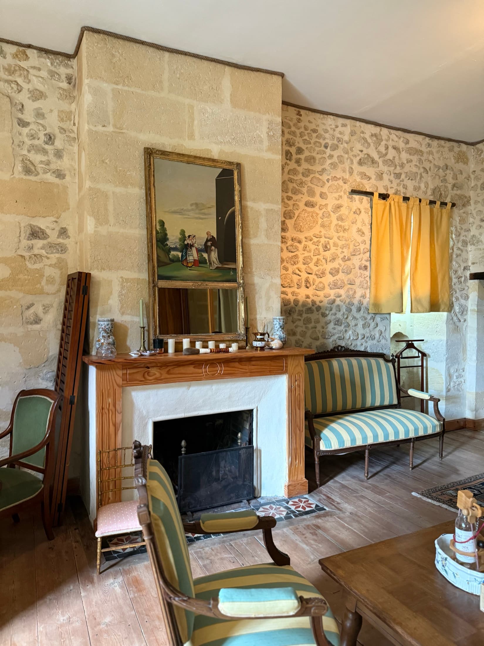 Coin salon et cheminée de la chambre Aliénor