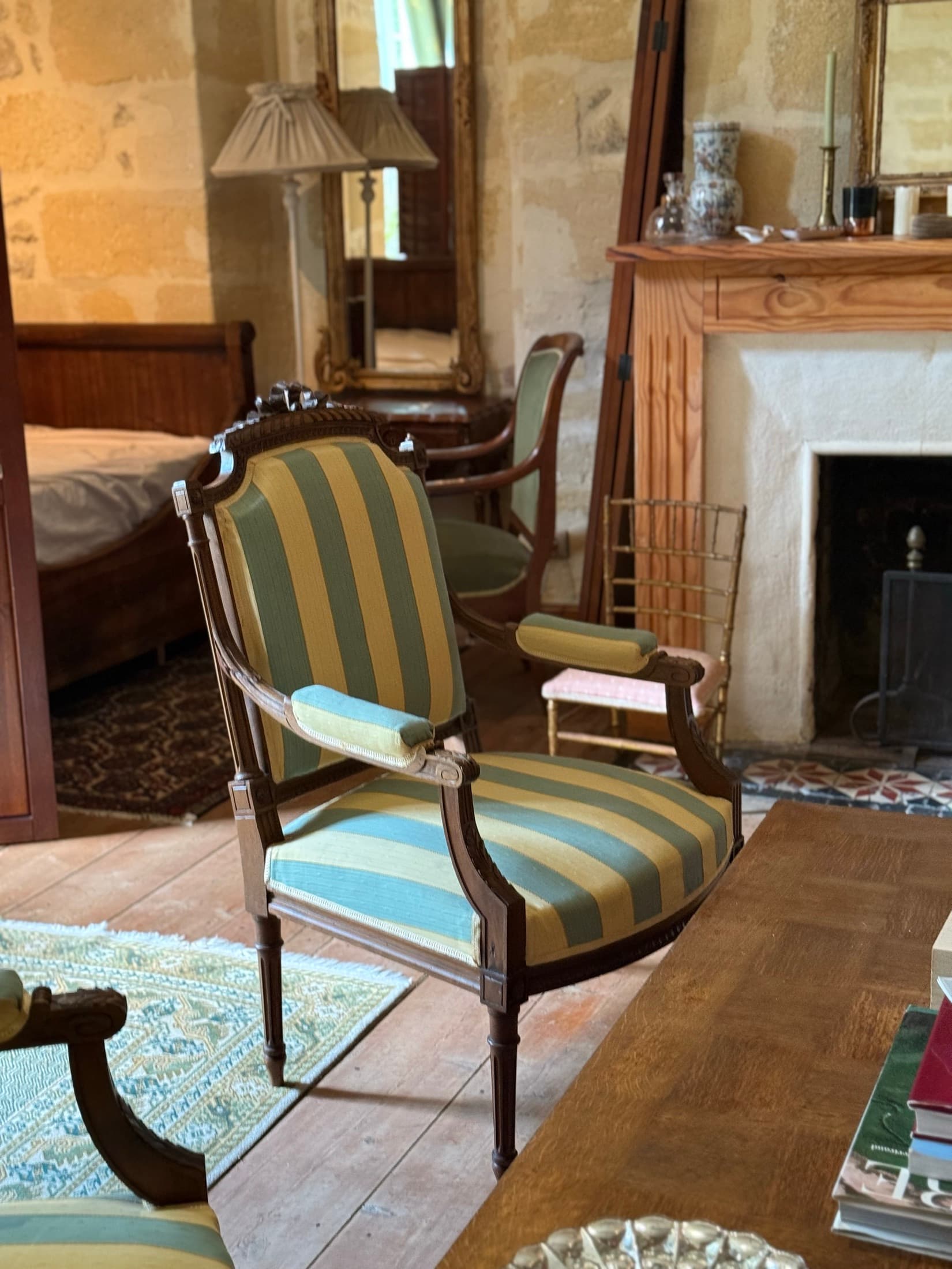 Fauteuils et mobilier ancien de la chambre Aliénor