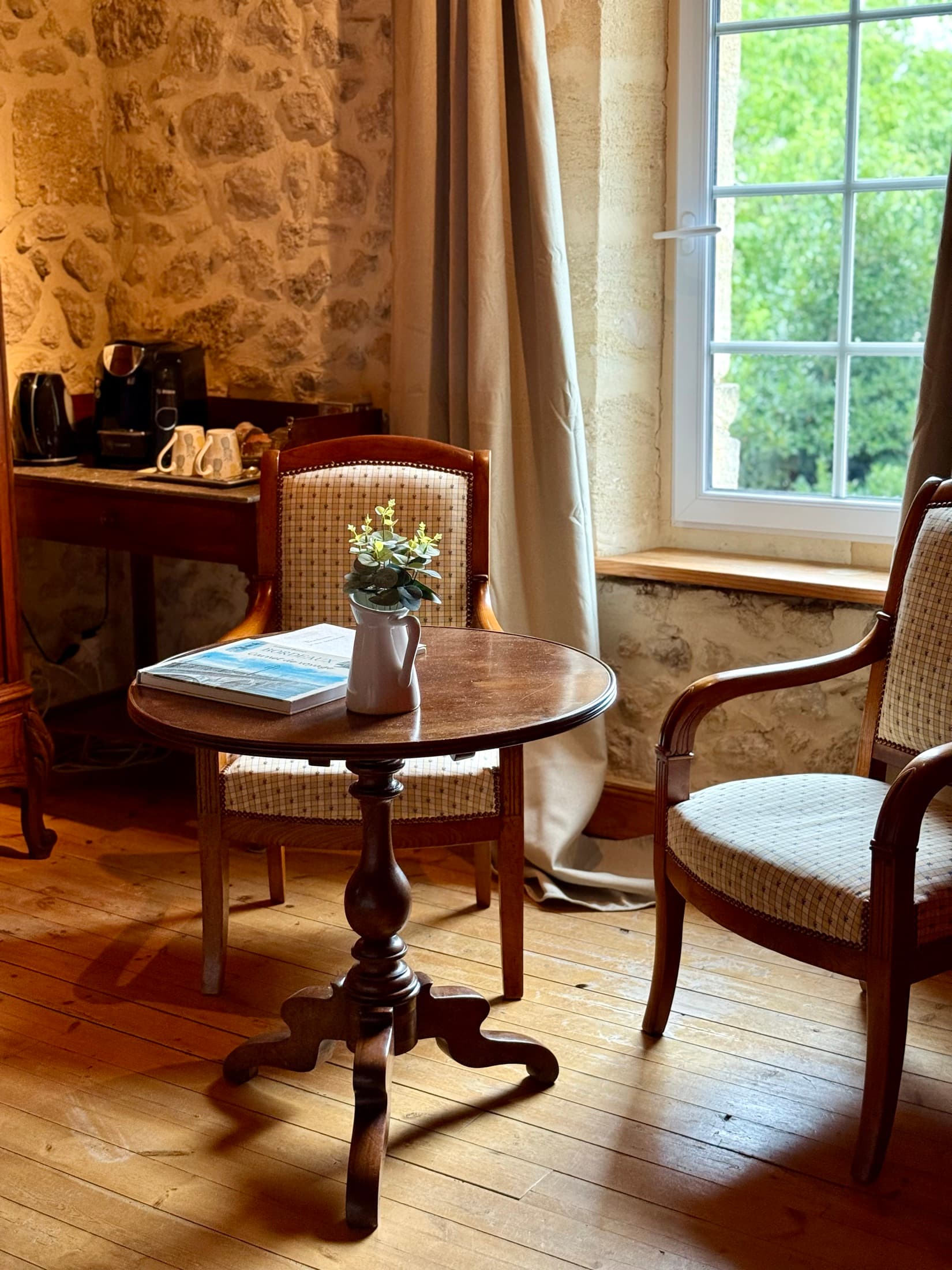 Bright sitting area in the Artolie room