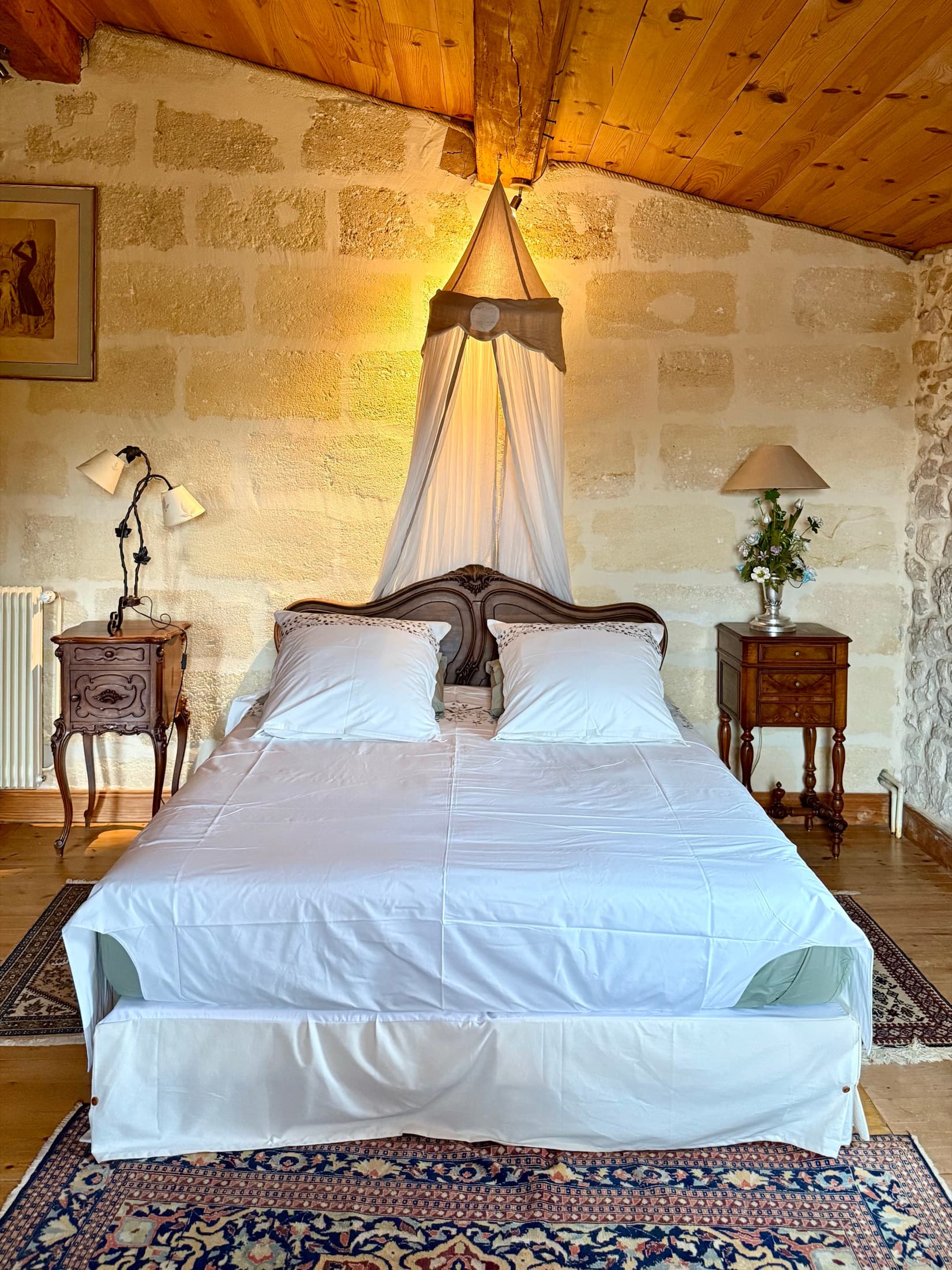 Veiled double bed in the Artolie room
