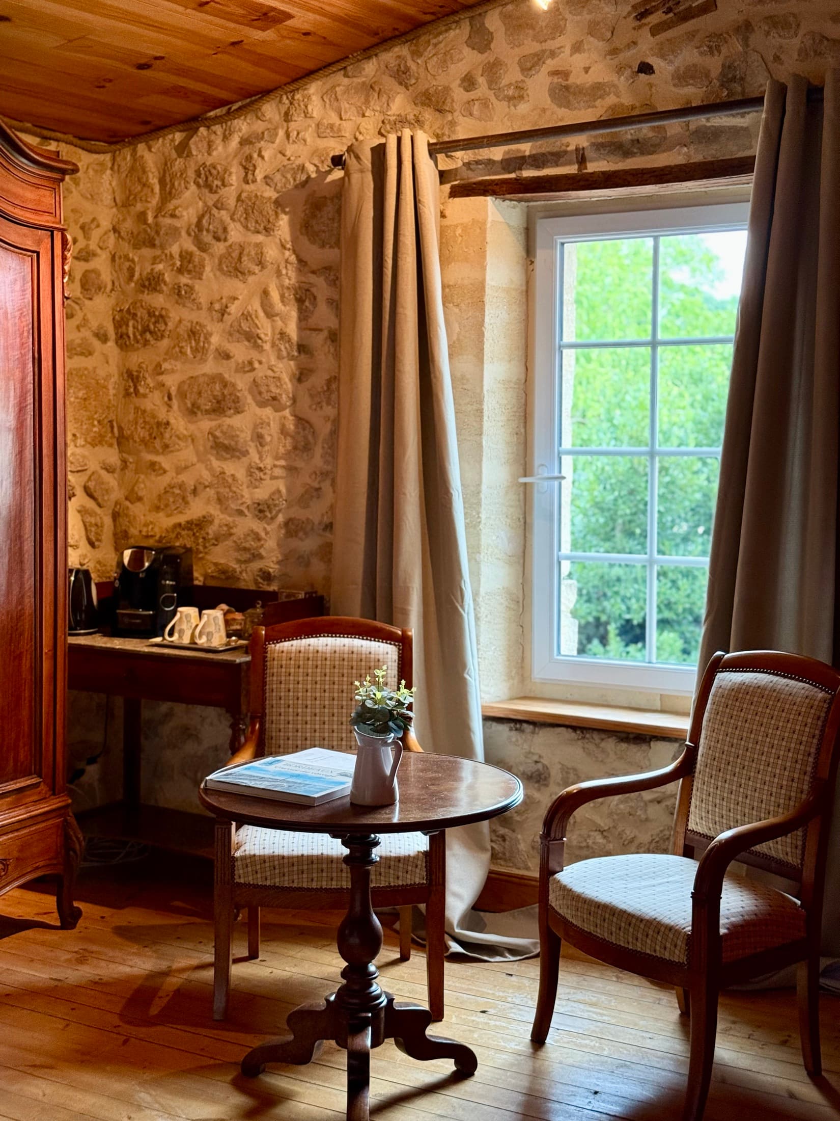Sitting area and window in the Artolie room
