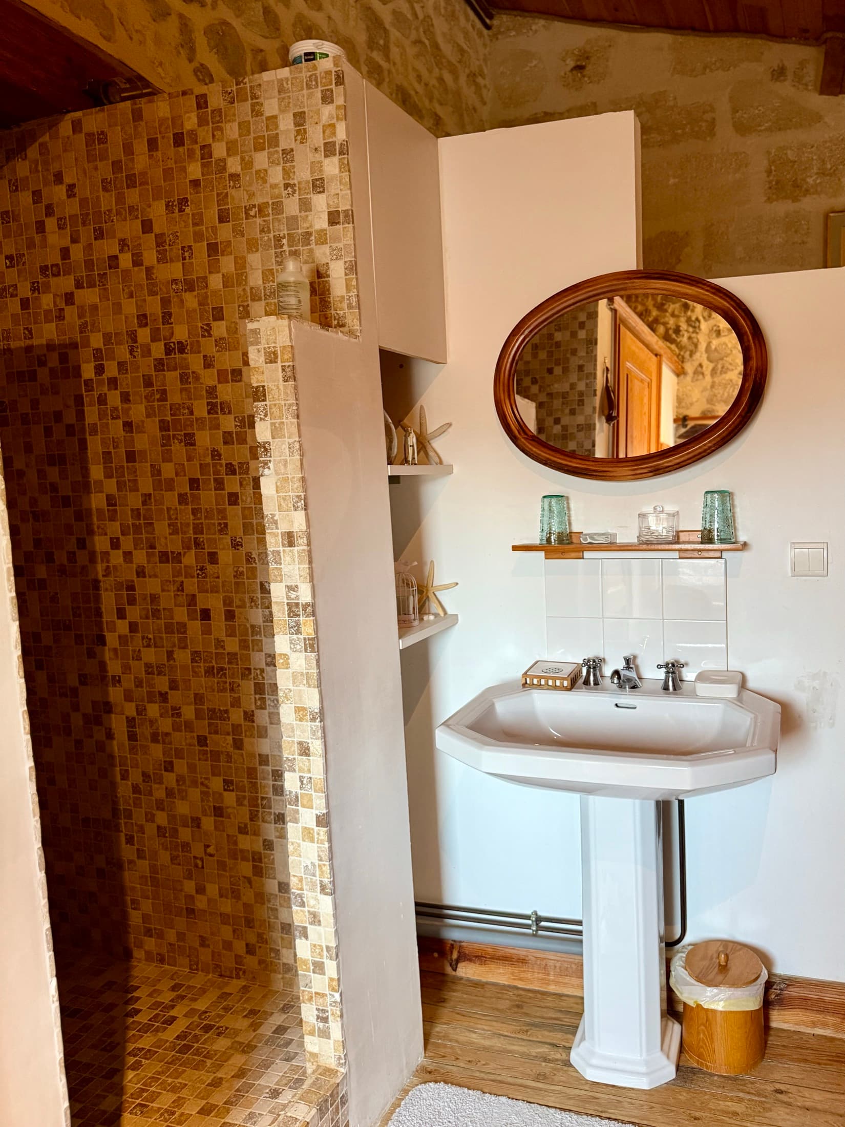 Basin and stone wall in the Artolie room