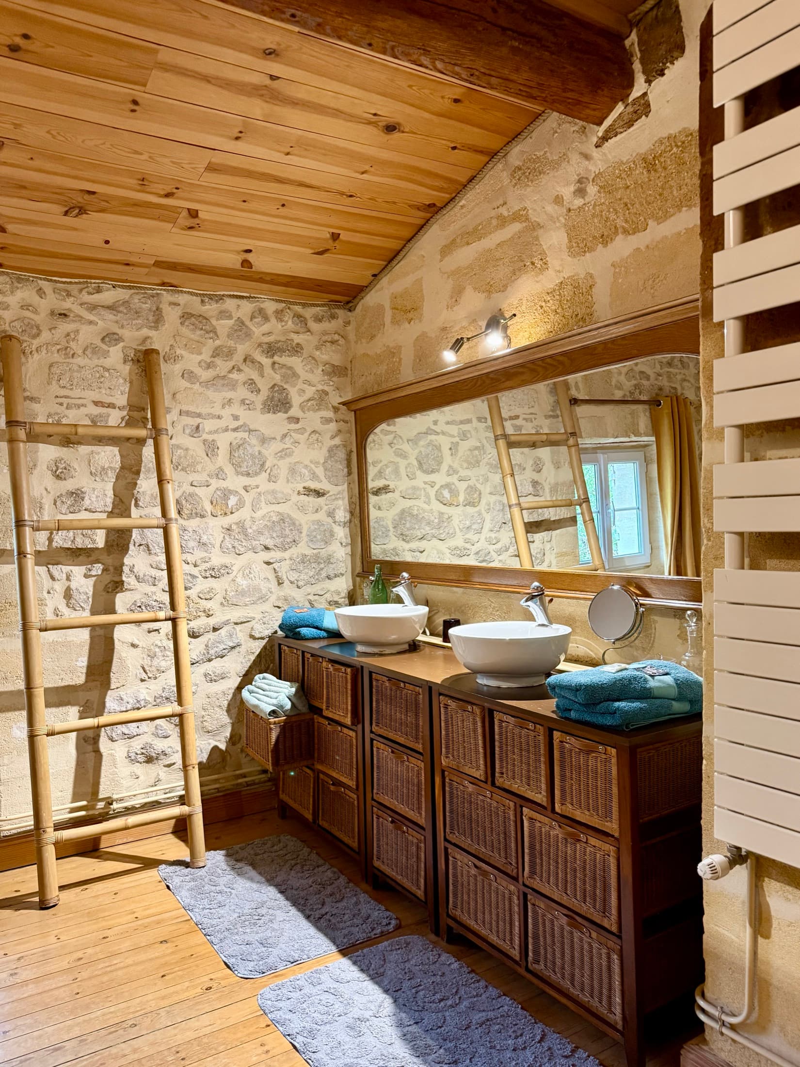 Large bathroom of the Charles Hayes room