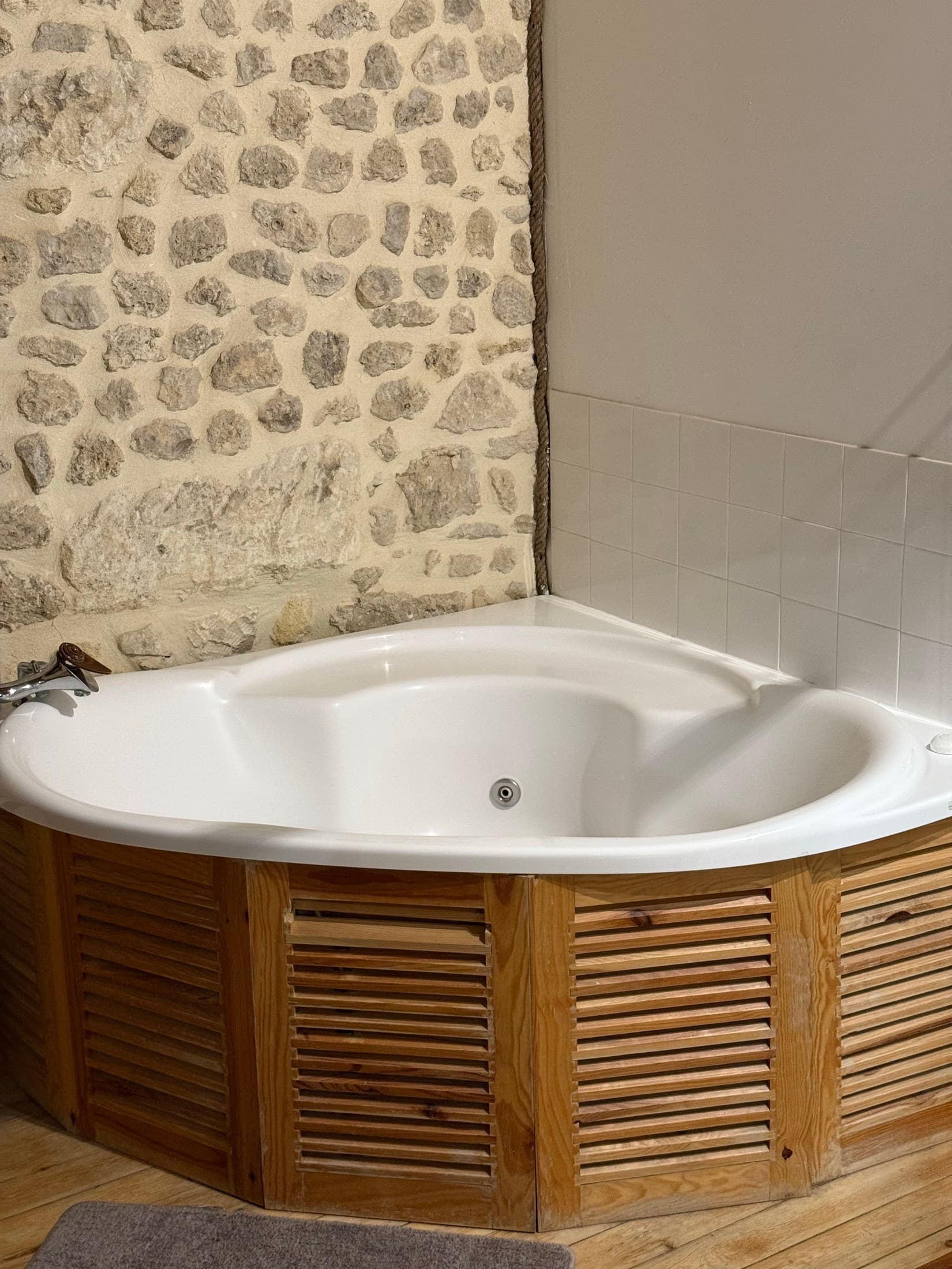 Balneotherapy bath in the Charles Hayes room