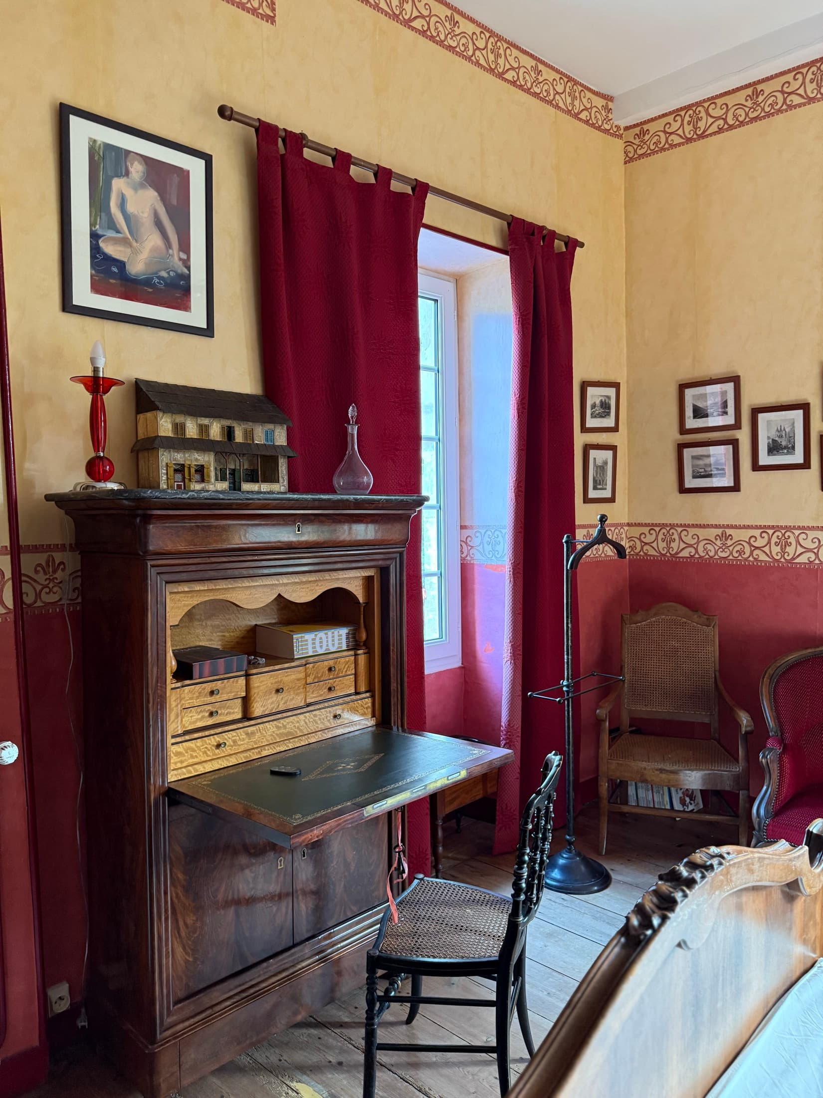 Retro sitting area and bed in the Mascaret room